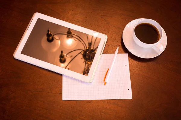 Классический кофе и планшетный компьютер — стоковое фото